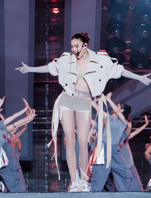 Hồ Ngọc Hà từng bị chỉ trích vì phong cách trình diễn quá táo bạo.