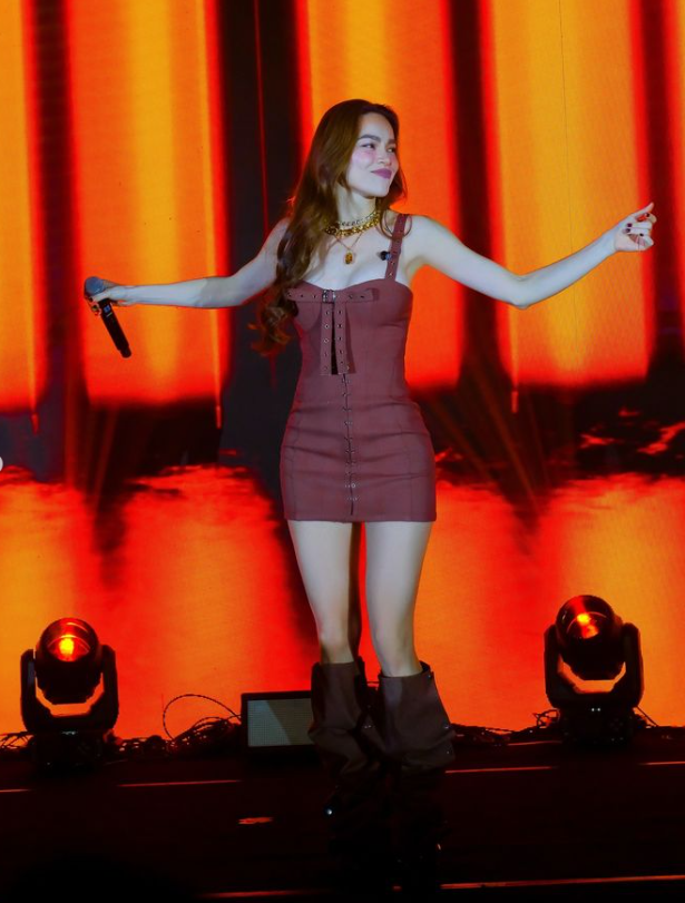 Hồ Ngọc Hà diện bộ váy ngắn màu nâu đỏ ôm sát cơ thể.