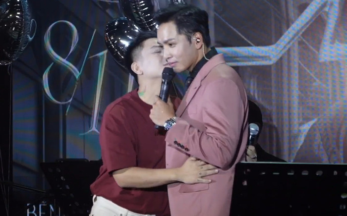 Hoài Lâm công khai ôm hôn Bạch Công Khanh mùi mẫn trên sân khấu Ảnh 2