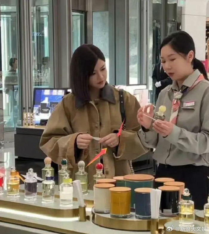 Trần Nghiên Hy lại tiếp tục xuất hiện với chiếc nhẫn cưới dù trước đó cô đã tháo xuống.