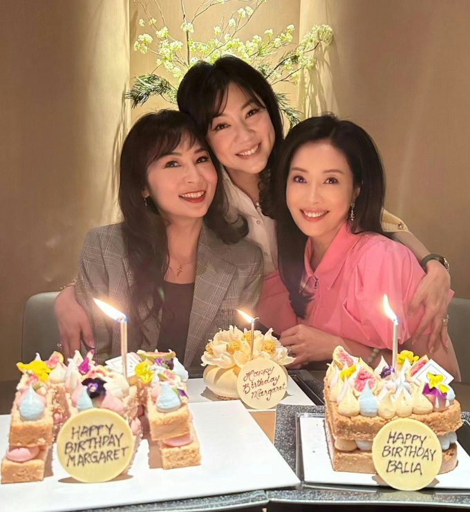 Hình ảnh mới nhất của á hậu Trần Chỉ Dư (áo hồng) được nhiều người nhận xét là trẻ trung, quyến rũ ở tuổi 51.