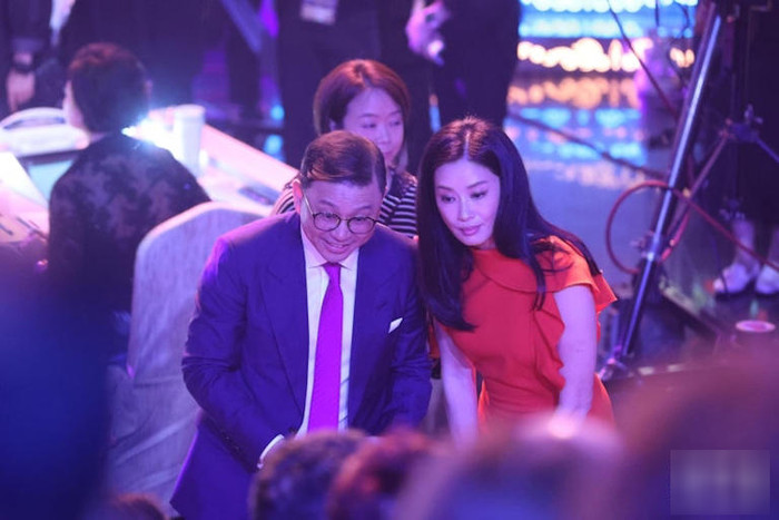 Á hậu Hong Kong bên người chồng hiện tại là sếp lớn của đài TVB (Hong Kong).