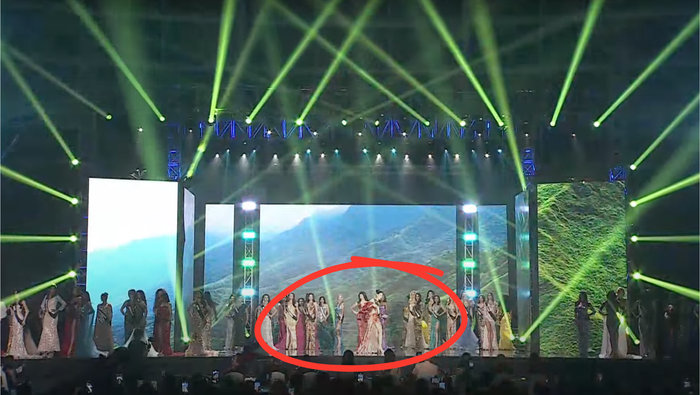 Cao Ngọc Bích gặp sự cố vấp váy, suýt té ngã khi diễn trang phục dạ hội.