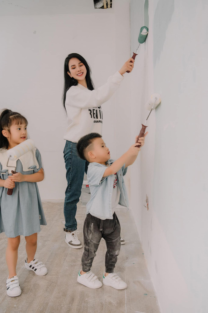 Diệp Lâm Anh cố gắng cùng các con trải nghiệm nhiều hoạt động khác nhau. Ảnh: FBNV