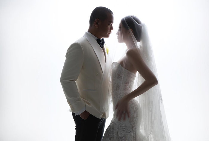 Khánh Vân là một trong những Hoa hậu có chuyện tình cảm kín tiếng nhất nhì showbiz Việt. Kể từ khi đăng quang Hoa hậu Hoàn vũ Việt Nam 2019, chân dài chưa từng lộ thông tin hẹn hò. Đến tháng 6/2024, người đẹp bất ngờ công khai được cầu hôn nhưng vẫn giấu danh tính của chồng sắp cưới. Sau 2 tháng, Khánh Vân mới đăng tải ảnh của người yêu trên trang cá nhân để xác nhận với mọi người. 