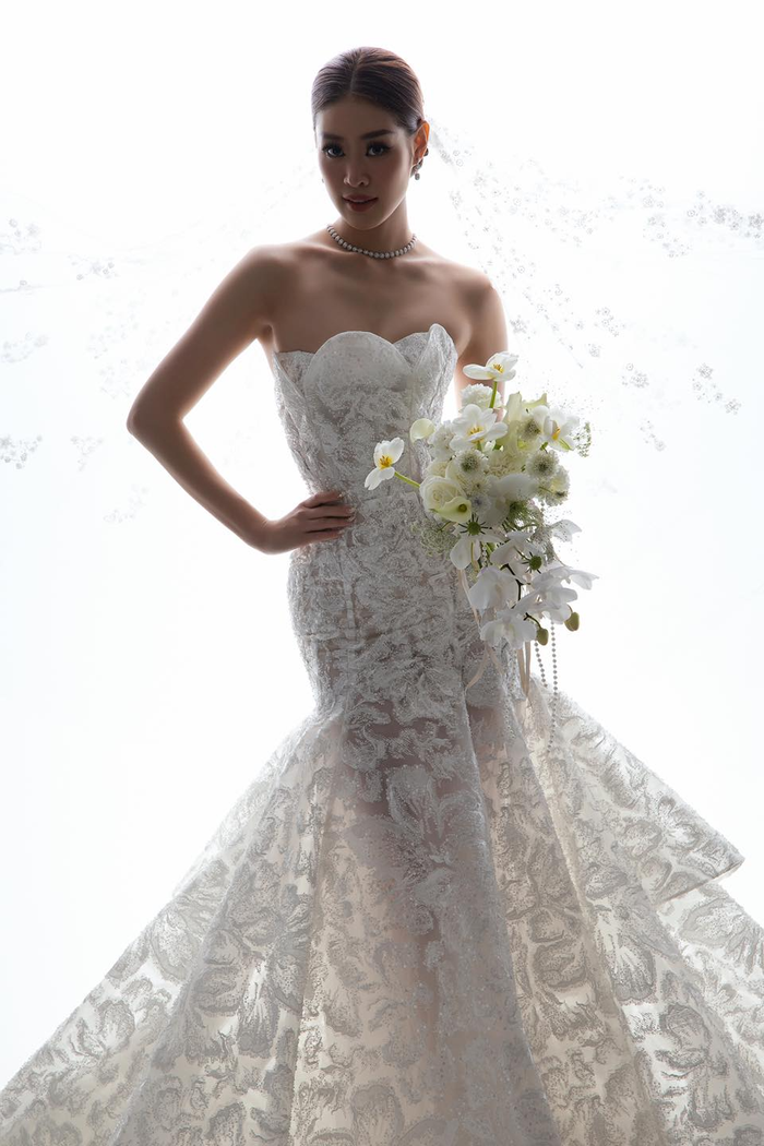 Những đường nét mềm mại và tinh tế trên váy tựa như cánh hoa Peony đang vươn mình nở rộ dưới ánh nắng ban mai, mỗi chi tiết đều được chăm chút tỉ mỉ để tái hiện sự duyên dáng và thanh khiết của nàng hậu.