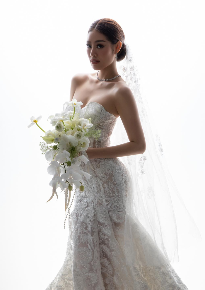 Được biết, bộ cánh này được thực hiện bởi nhà thiết kế Lê Thanh Hòa. Trang phục lấy cảm hứng từ loài hoa Peony từ tạo hình cho đến các chi tiết cách điệu. 