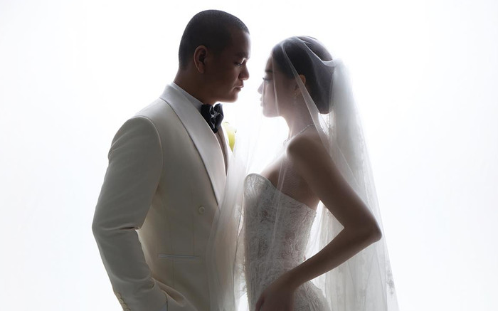 Hoa hậu Khánh Vân diện váy cưới khoét sâu, tình tứ bên ông xã hơn 17 tuổi Ảnh 2