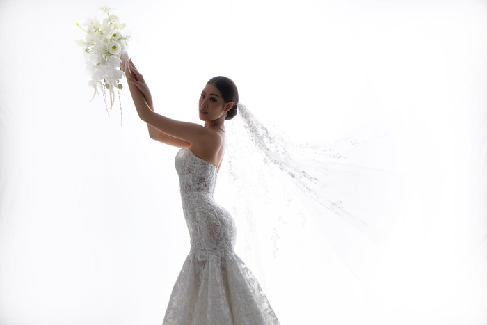 Với chất liệu vải nhập khẩu từ Pháp được dập nhũ vô cùng bắt sáng kết hợp cùng kiểu dáng cúp ngực trẻ trung, chiếc váy không chỉ mang lại vẻ đẹp sang trọng mà còn mang lại cho Khánh Vân vẻ đẹp kiêu sa và thanh lịch. Mỹ nhân sinh năm 1995 vẫn ưu tiên chọn kiểu tóc búi gọn gàng vừa đem lại vẻ đẹp sắc sảo, mà còn đậm chất trưởng thành. 