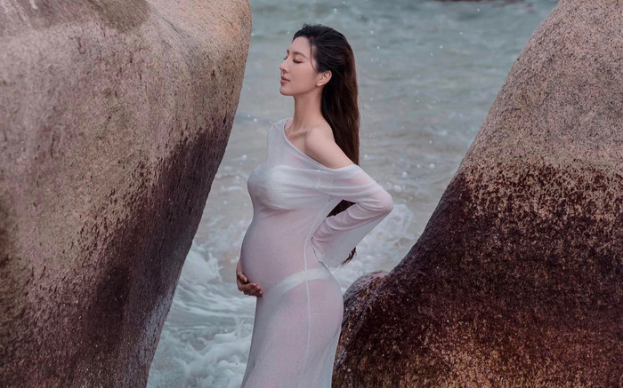 Bà xã Hồ Quang Hiếu diện áo xuyên thấu khoe bụng bầu 'vượt mặt' Ảnh 2