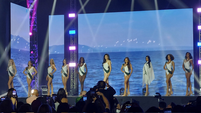 Video background sân khấu tại phần thi bikini của Miss Earth 2024 được cho đã dựng từ ứng dụng điện thoại.