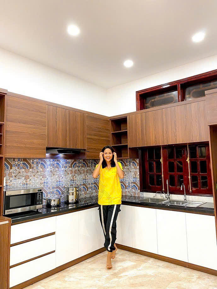 H'Hen Niê xây nhà cho bố mẹ cực hoành tráng với thiết kế hiện đại.