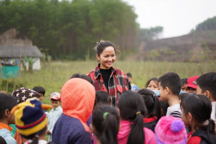 H'Hen Niê chăm chỉ làm thiện nguyện sau những thành tích vẻ vang ở đấu trường sắc đẹp.