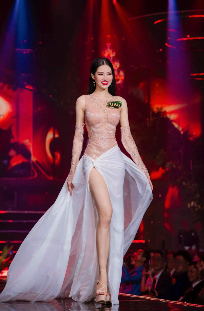 Cao Ngọc Bích không được công chúng chú ý nên trượt tấm vé lọt top 20 nhờ bình chọn.