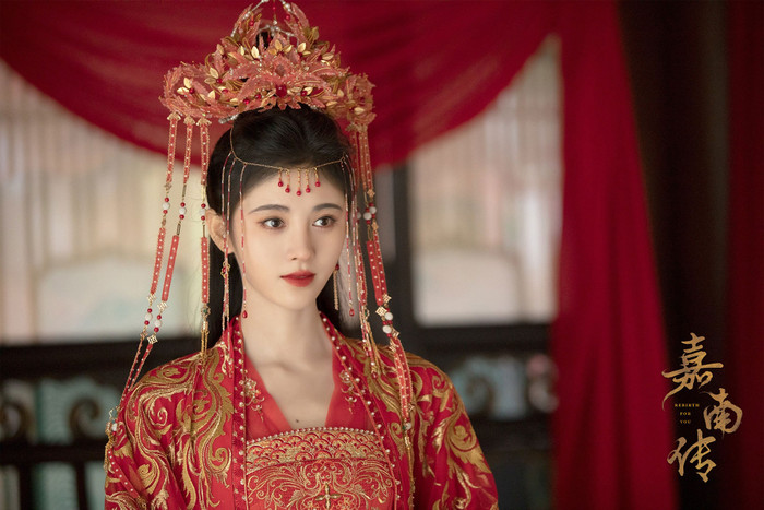 Cúc Tịnh Y luôn diêm dúa và lòe loẹt nhất có thể.