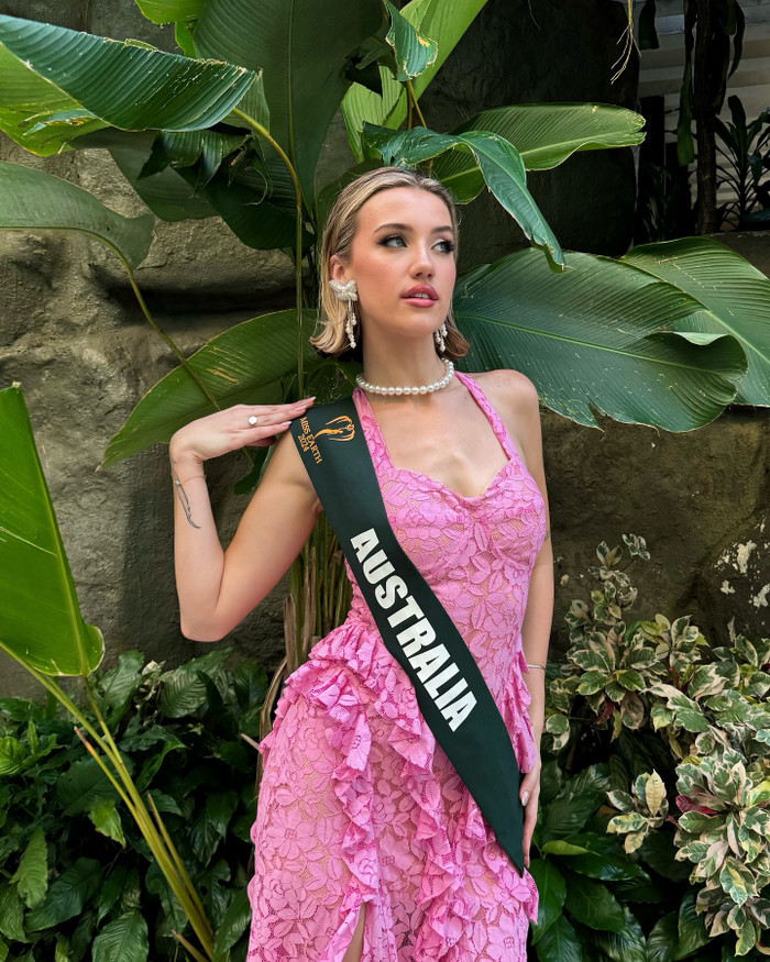 Tân Hoa hậu Trái Đất sở hữu gương mặt sắc sảo với mái tóc ngắn màu vàng cực cá tính, đôi mắt màu xanh trong trẻo. 