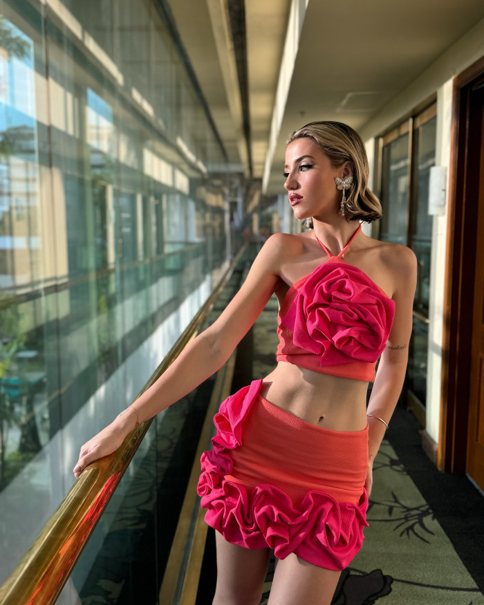 Xuyên suốt hành trình tham gia hoạt động ở Miss Earth 2024, người đẹp nước Úc tuổi gây ấn tượng mạnh với gu ăn mặc thời thượng, chỉn chu nhưng không kém phần gợi cảm. 