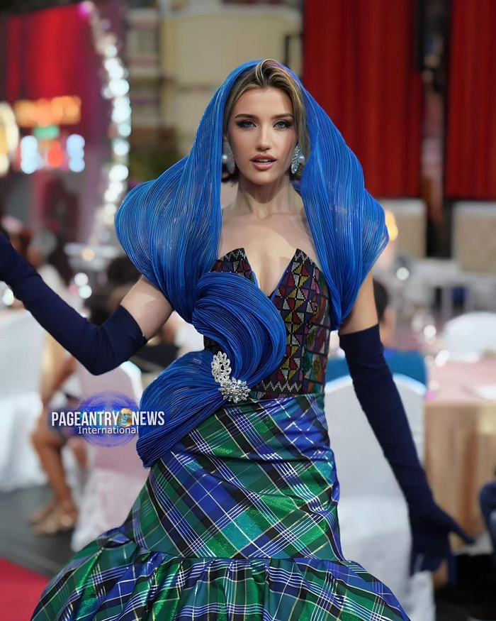 Ở vòng thi ứng xử, đại diện Úc thể hiện rõ sự tự tin khi cầm micro. Sau màn trả lời xuất sắc, cô nàng nhận được đại đa số ủng hộ từ phía công chúng quốc gia đăng cai cuộc thi. 