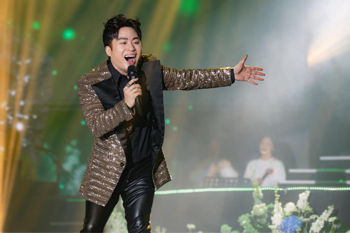 Có gia đình làm hậu phương vững chắc, nam ca sĩ ngày càng thăng hoa trong sự nghiệp ca hát.