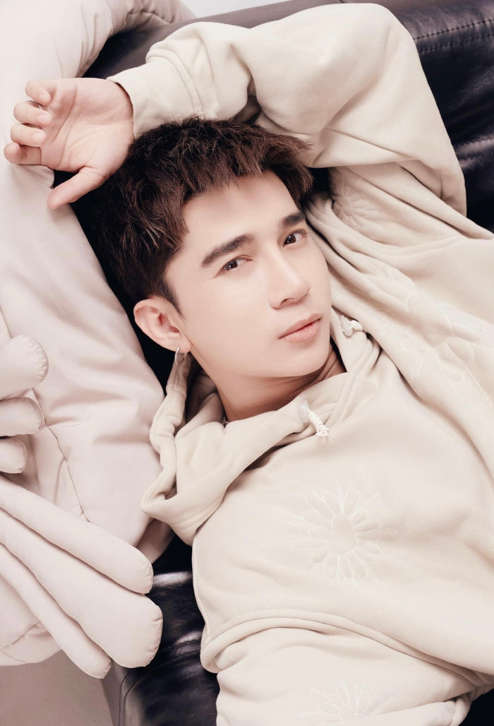 Bên cạnh âm nhạc, Chi Dân cũng vướng không ít ồn ào đời tư.