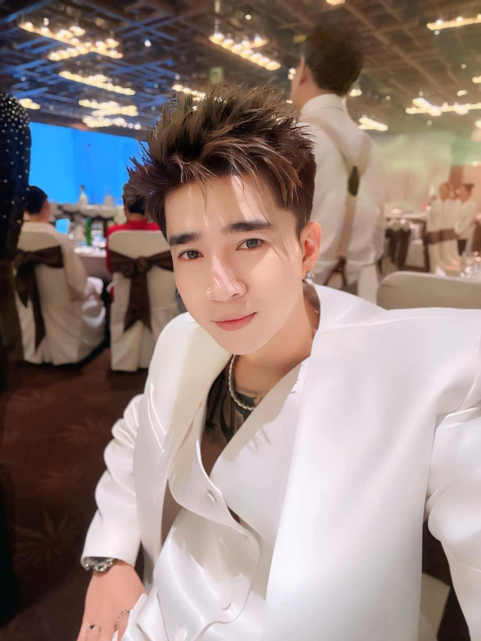 Chi Dân là một trong những cái tên đình đám trong làng nhạc Việt, gắn liền với loạt bài 'hit'.