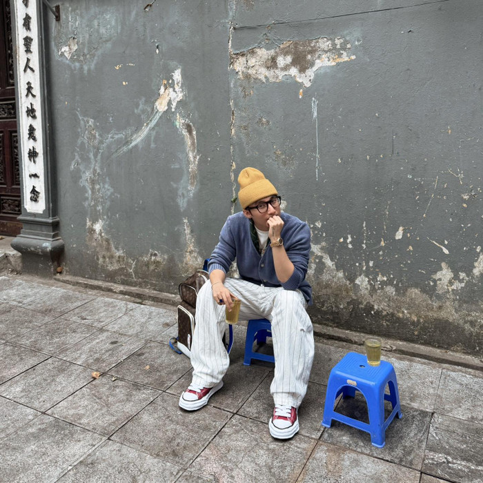 Hình ảnh Sơn Tùng đi uống trà đá gây bão mạng. (Ảnh FBNV)