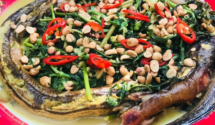 Đặc sản lươn om rau ngổ.
