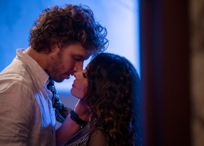 Sarah Shahi và Adam Demos có nhiều cảnh nóng táo bạo khiến khán giả 'đỏ mặt' khi đóng phim. (Ảnh: Sưu tầm)