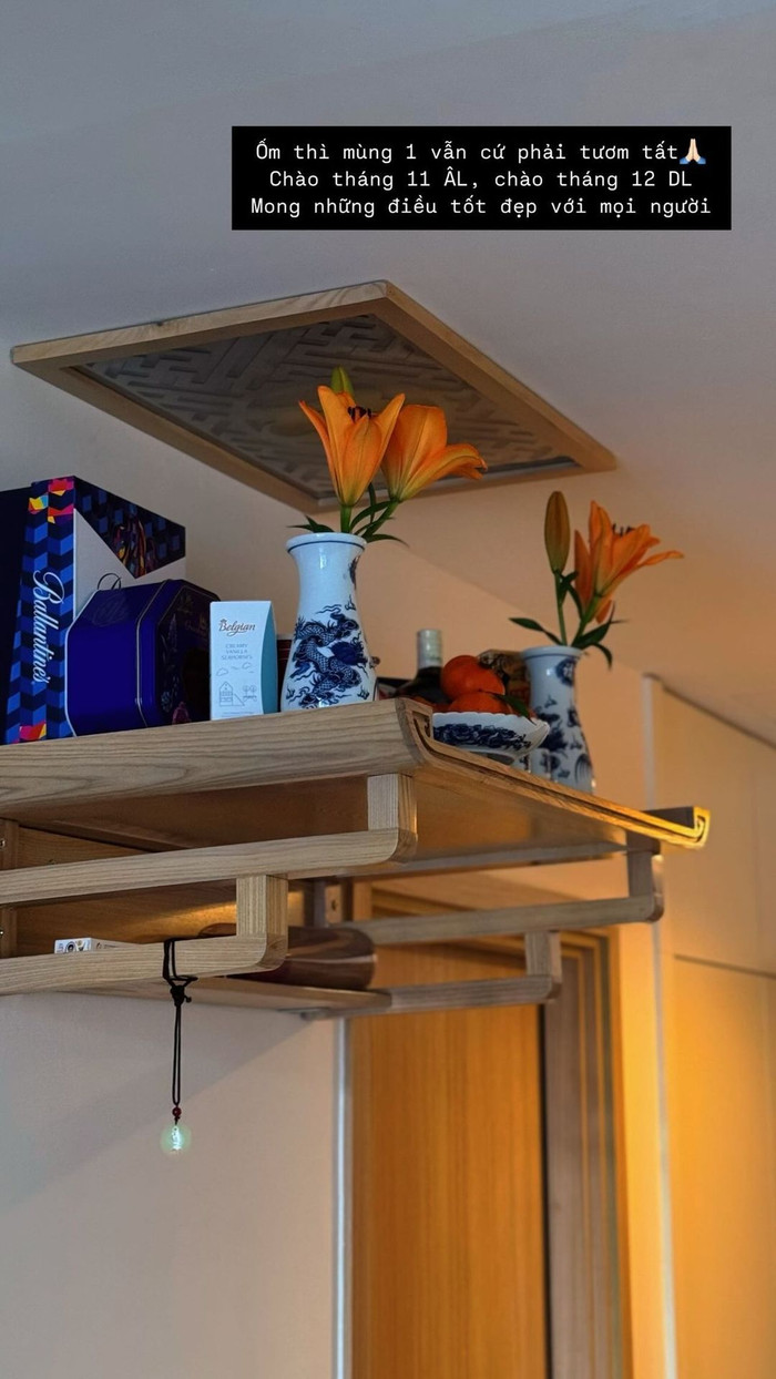 Cô thắp hương vào sáng sớm để cầu mong bình an cho bản thân và tất cả mọi người. (Ảnh FBNV)