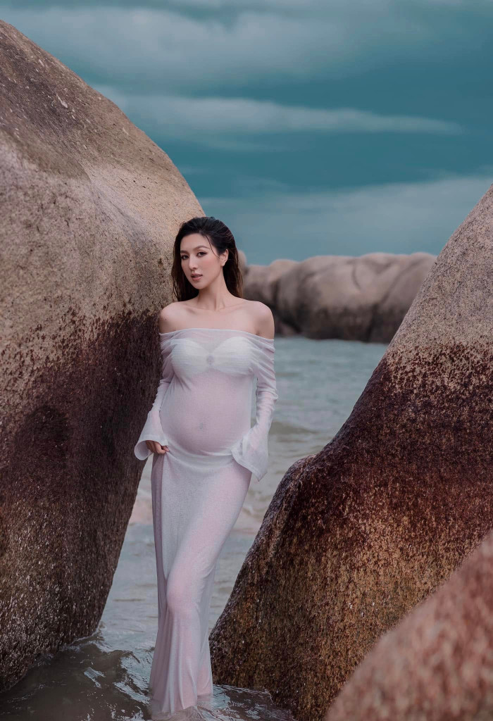 Dân tình loá mắt trước body 'vạn người mê' của bà xã Hồ Quang Hiếu. Ảnh: FBNV