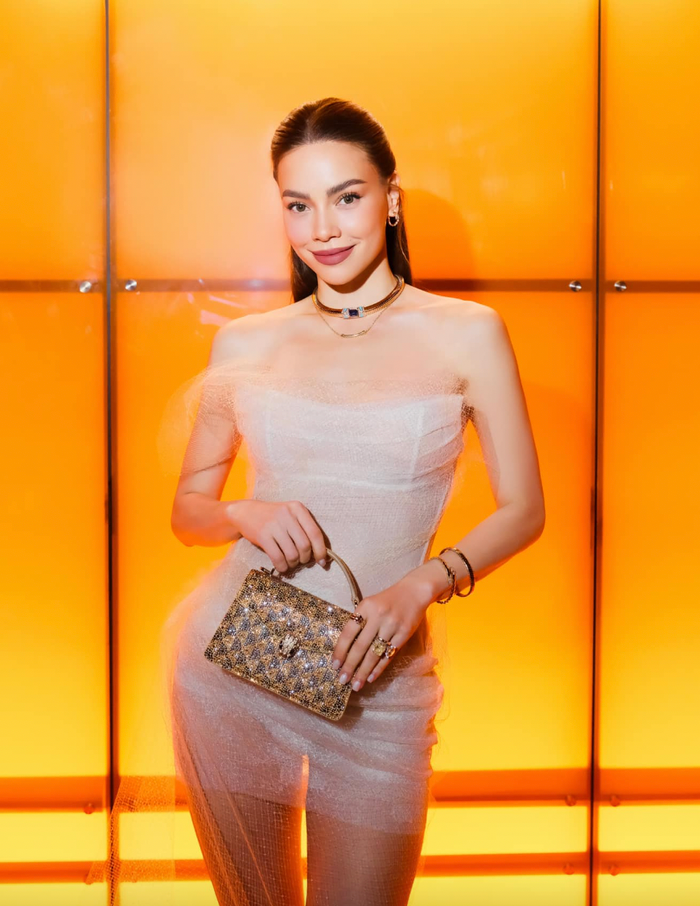 Hồ Ngọc Hà toả sáng tại sự kiện quốc tế với váy áo mang tông màu hồng nude.