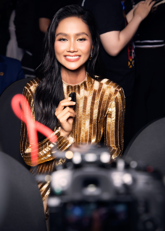 Cô nàng nở nụ cười rạng rỡ.