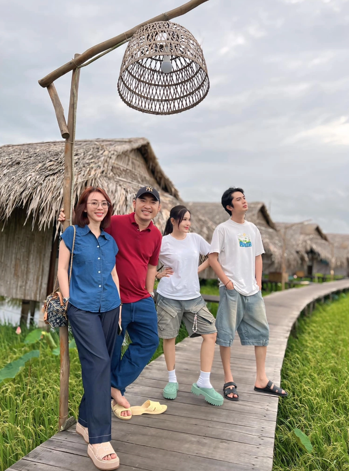 Cặp đôi Khả Như và Huỳnh Phương diện đồ 'ton sur ton' khi cùng vợ chồng Tiến Luật về Đồng Tháp (quê Huỳnh Phương). (Ảnh:FBNV)