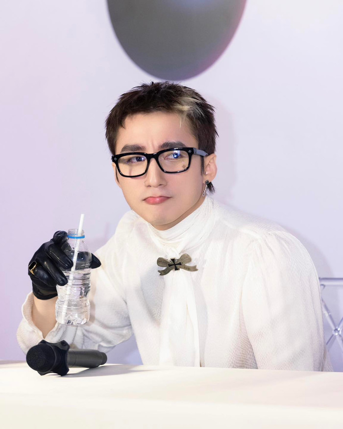 Showbiz 24h: Sơn Tùng M-TP thoải mái thể hiện tính cách thật bên cạnh người hâm mộ. Ảnh: FBNV