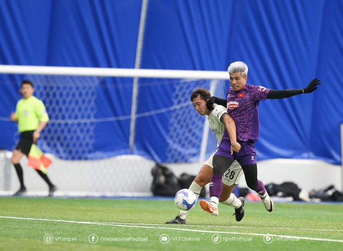 Tiền đạo Đinh Thanh Bình ghi bàn giúp tuyển Việt Nam toàn thắng ở Hàn Quốc. Ảnh: VFF