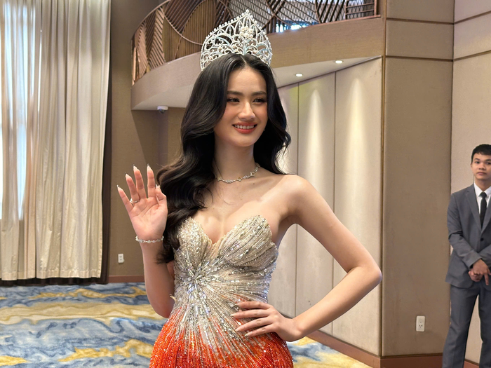 Sau loạt ca phẫu thuật thẩm mỹ, Hoa hậu Ý Nhi trở nên xinh đẹp, thăng hạng nhan sắc rõ rệt so với quá khứ. 