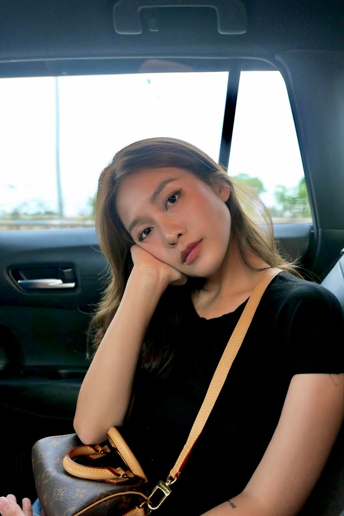 Khả Ngân cho biết bản thân vẫn ổn khi được người hâm mộ đặt câu hỏi quan tâm. (Ảnh:FBNV)