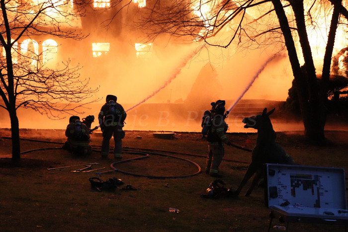 Phải mất đến hơn 16 giờ, lính cứu hỏa mới có thể dập tắt đám cháy.