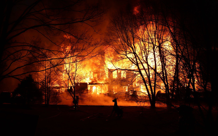 Rán gà cho Lễ Tạ ơn, bất cẩn thiêu rụi cả biệt thự 105 tỷ đồng Ảnh 2