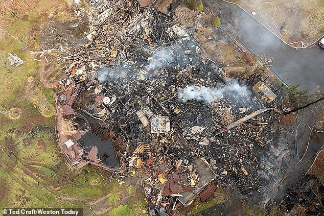 Căn biệt thự triệu đô giờ chỉ còn lại đống hoang tàn sau sự cố.