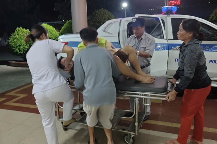Tài xế được đưa đến Trung tâm Y tế huyện Xuân Lộc, Đồng Nai để cấp cứu.