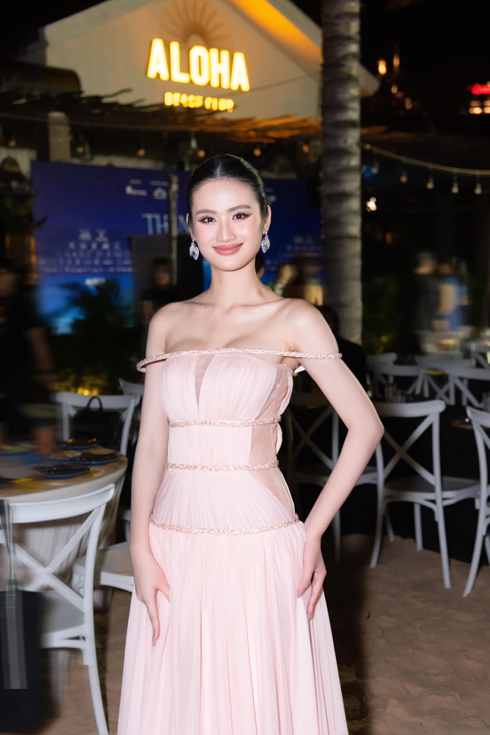 Trong buổi tiệc Thanks Party của cuộc thi Mr World 2024, Hoa hậu Ý Nhi được ví như nữ thân khi xuất hiện với mẫu váy hồng được làm bằng lụa mềm mại với chi tiết thắt eo. Thân trên áo được làm kiểu trễ vai, có độ xẻ ngực nhẹ. Nhờ 'gò bồng đảo' được trùng tu, hình thể của Ý Nhi trở nên 'có da thịt' hơn so với thời điểm cô nàng vừa đăng quang. 