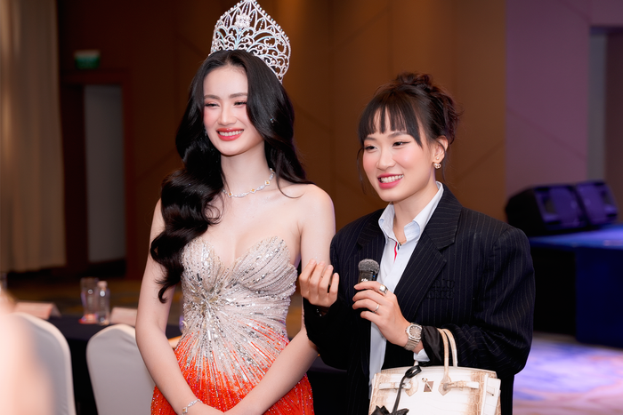 Mới đây, Hoa hậu Ý Nhi khiến công chúng bất ngờ khi công khai đã thực hiện loạt cuộc phẫu thuật thẩm mỹ để cải thiện hình ảnh sau khi cô nàng đăng quang Miss World Vietnam 2023. Thời điểm mà chân dài quê Bình Định dao kéo là vào tháng 9/2023. Sau khi dưỡng vết thương vài tháng, Hoa hậu Ý Nhi mới công khai chuyện đi du học.