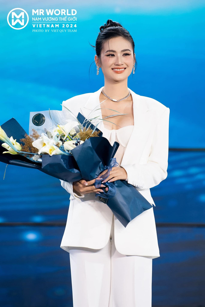 Lần đầu tiên Ý Nhi bị nghi ngờ dao kéo vòng 1 khi cô nàng diện bộ vest lên nhận hoa trên sân khấu của Mr World Vietnam 2024 vào tháng 7. Chân dài quê Bình Định diện mẫu áo corset xuyên thấu có gọng ngực kết hợp áo blazer bên ngoài. 