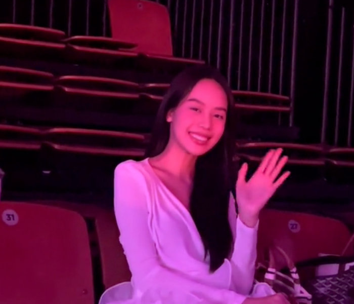 Phần cổ của Hoa hậu Thanh Thủy cho thấy cô nàng gầy đi trông thấy so với thời điểm trước. 