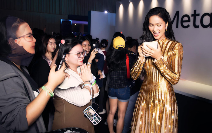 H'Hen Niê vui vẻ giao lưu, cho chữ ký người hâm mộ khi tham gia sự kiện. Ảnh: FBNV