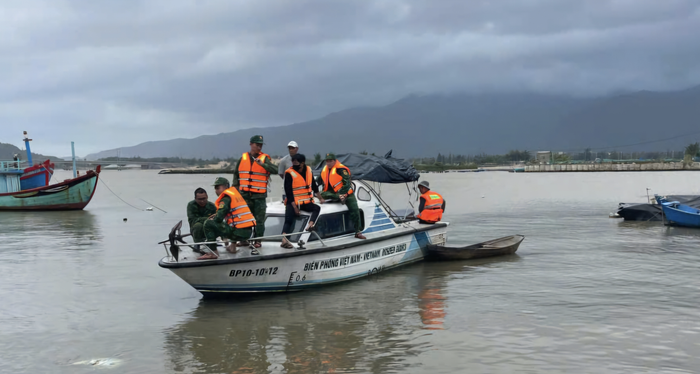 Lực lượng chức năng đã tìm thấy thi thể vợ chồng anh Sông, chị Luyến. Ảnh: Báo Pháp Luật TPHCM.