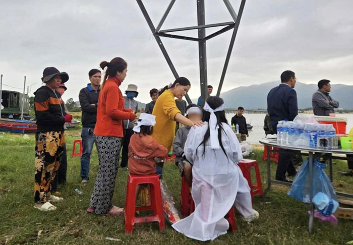 Hình ảnh 4 đứa con của anh Sông, chị Luyến ngồi ở bờ sông đợi tin bố mẹ khiến ai cũng xúc động. Ảnh: Báo Giao Thông.