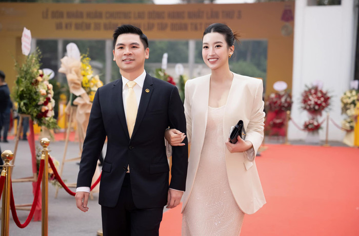 Đỗ Mỹ Linh sánh đôi cùng chồng trong một sự kiện. Ảnh: FBNV