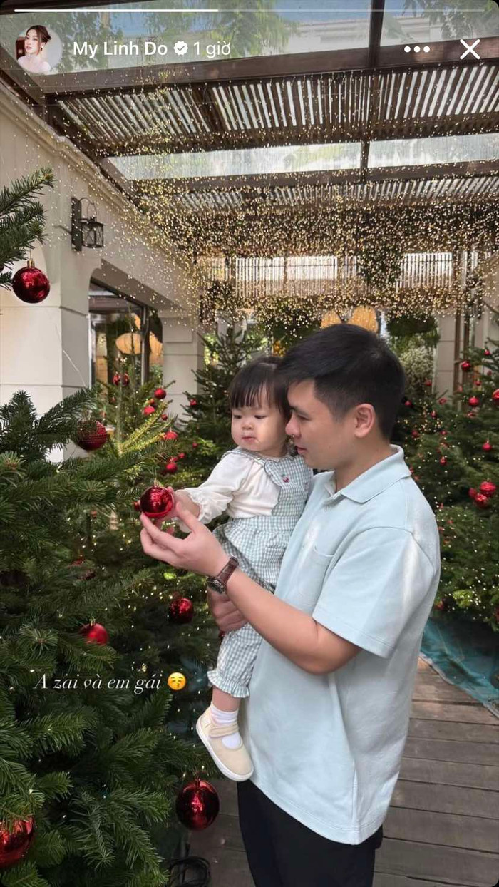 Đỗ Mỹ Linh hạnh phúc ghi lại khoảnh khắc đong đầy tình cảm giữa chồng và con gái đầu lòng, Ảnh: ISNV